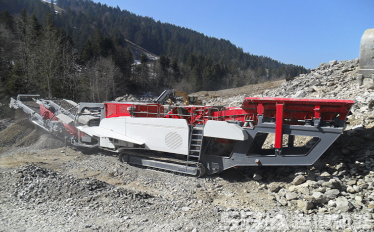 世博履带式移动破碎机作业现场 世博履带式移动破碎机作业现场