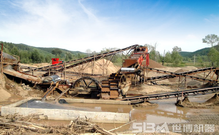含有泥沙的废水未经二次处理随意流出,造成环境污染 含有泥沙的废水未经二次处理随意流出,造成环境污染